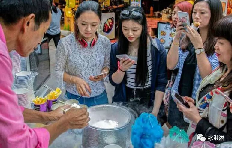 大叔在街边卖“冒烟”冰淇淋,看起来很梦幻,吸引美女们围观拍照(图1) 大叔在街边卖“冒烟”冰淇淋,看起来很梦幻,吸引美女们围观拍照(1)