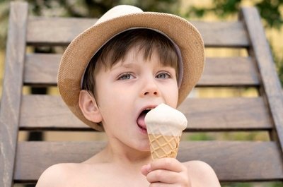 孩子多大可以吃冰淇淋(怎么吃才不影响健康)(3) 孩子多大可以吃冰淇淋(怎么吃才不影响健康)(3)