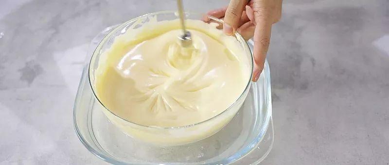 冰淇淋蛋糕的制作流程（家庭简易慕斯蛋糕简单又好吃做法）(10)