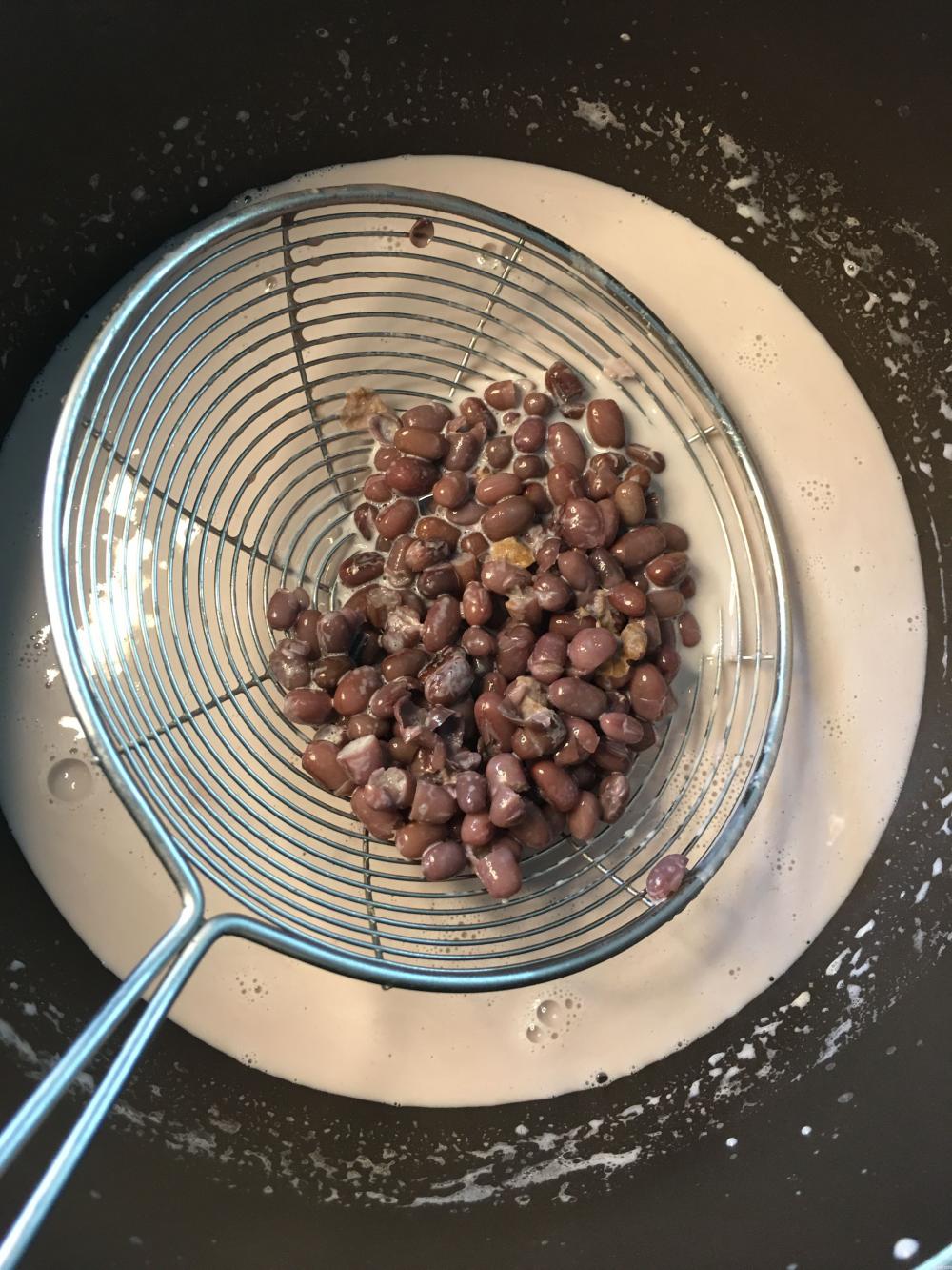 一瓶牛奶,一碗红豆,教你们做出美味鲜奶红豆冰棒(图4) 一瓶牛奶,一碗红豆,教你们做出美味鲜奶红豆冰棒(4)