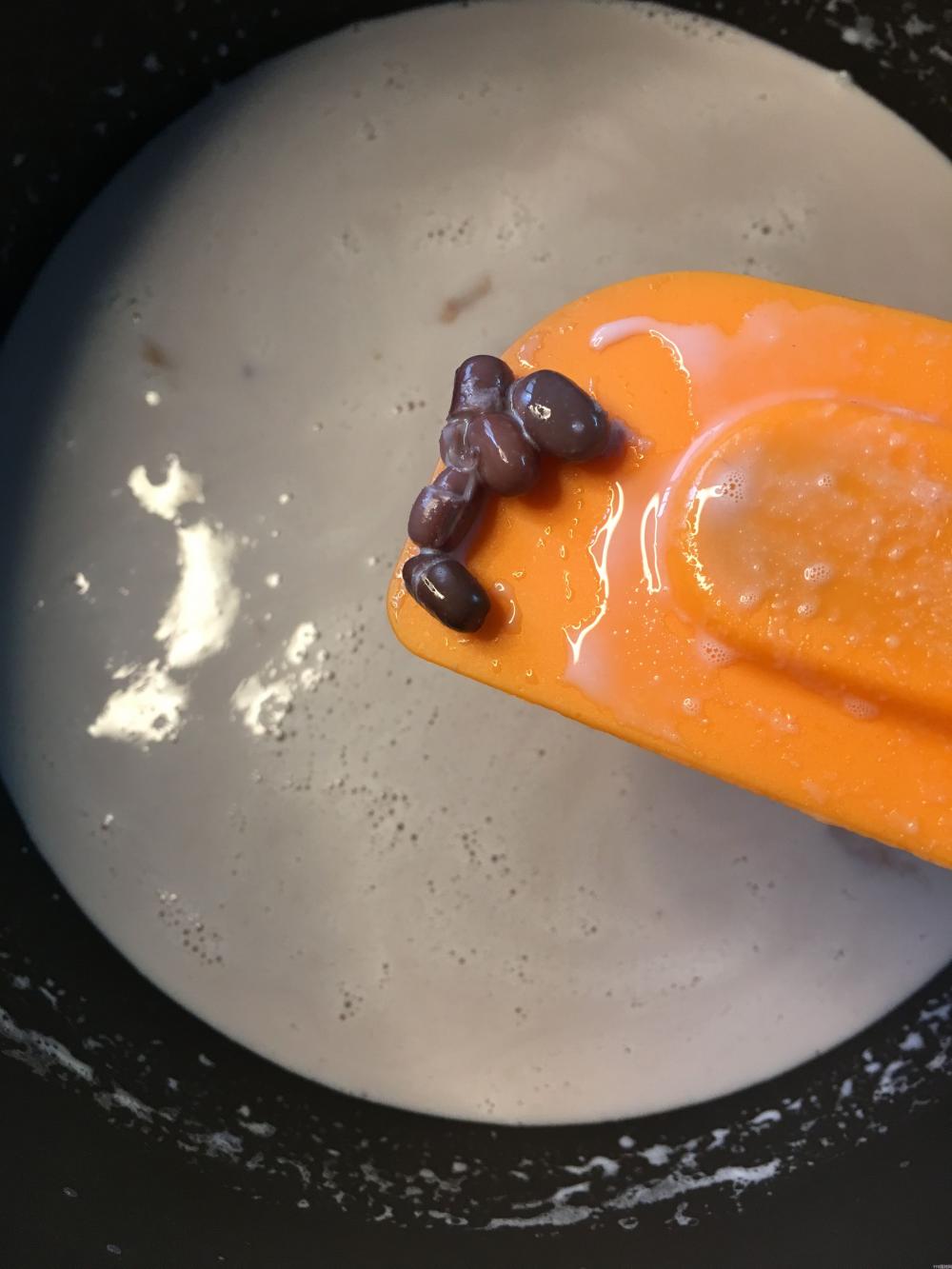 一瓶牛奶,一碗红豆,教你们做出美味鲜奶红豆冰棒(图5) 一瓶牛奶,一碗红豆,教你们做出美味鲜奶红豆冰棒(5)