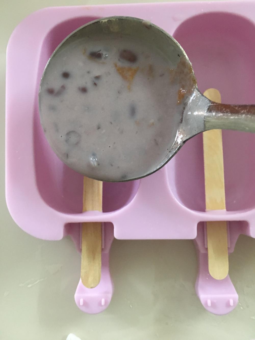 一瓶牛奶,一碗红豆,教你们做出美味鲜奶红豆冰棒(图6) 一瓶牛奶,一碗红豆,教你们做出美味鲜奶红豆冰棒(6)